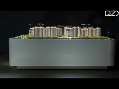 Modello residenziale adiacente a una montagna: uno sguardo alla vita elevata