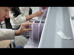 Mostra del processo di realizzazione di un modello architettonico artigianale 1:100 di Riyadh