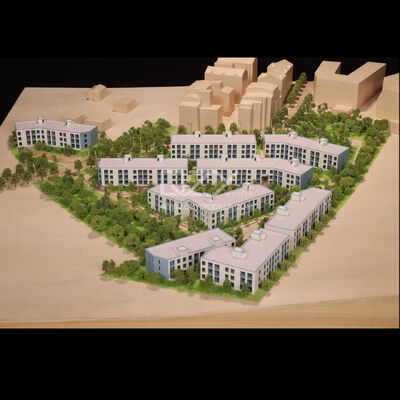 Modelo a escala 1:500 de Tirana con base de madera de arce, material ABS y cubierta de exhibición de acrílico. Modelo arquitectónico en miniatura